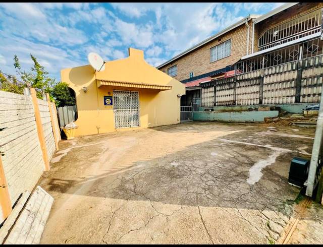2 BEDROOM HOUSE FOR SALE IN NEWLANDS WEST